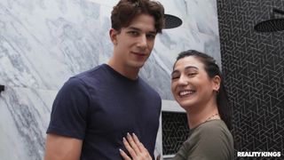 Megan Mistakes geht auf die Knie, um den Schwanz des Bauarbeiters zu lutschen