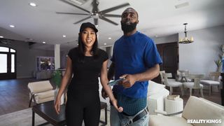 Emerald Loves erinnert sich an ihre Pornofilme in einem alten Drehhaus