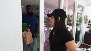 Emerald Loves erinnert sich an ihre Pornofilme in einem alten Drehhaus