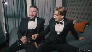 Trauzeuge Leo Louis hilft Marcus McNeill, indem er ihn vor der Hochzeit wichst