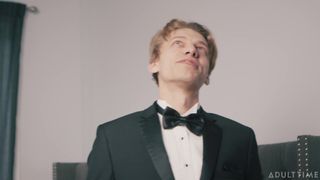 Trauzeuge Leo Louis hilft Marcus McNeill, indem er ihn vor der Hochzeit wichst