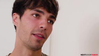 Ethan Tate möchte den dicken Schwanz seines Stiefbruders Jacob Acosta in seinem Mund.