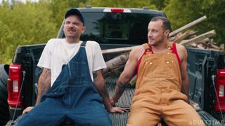 Zack Mackay und Tito Patron wichsen nebeneinander