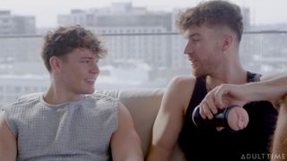 Carter Collins und Oliver Marks stecken ihre Schwänze in einen Fleshlight
