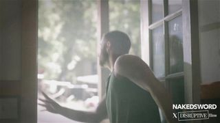 Blain O’Connor beugt Miles vor und fickt seinen Arsch mit einer Taschenlampe