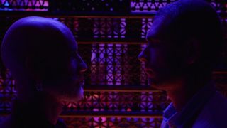 Alle 4 dreht diesen erotischen Kurzfilm über die Unterwerfung