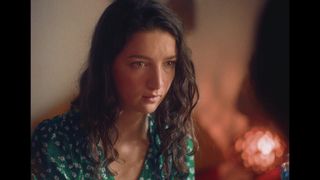 Maisy Taylor und Bunnie Bennet amüsieren sich am Ufer des Sees