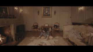 Nora masturbiert erotisch und leidenschaftlich in ihrem neuen Haus