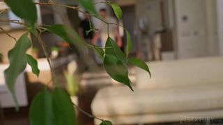 Angelika Grays fickt ohne sich zu verstecken vor dem Fenster