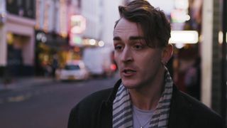 Die Blonde zeigt, dass sie blasen kann, bis sie ihm das Sperma ins Gesicht holt