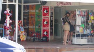 Zwei exhibitionistische Freundinnen schlendern nackt durch die Straße und über den Strand