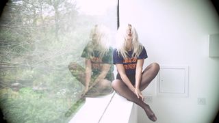 Ruby Kelly, die blonde Tänzerin, genießt den nassen Herbst!