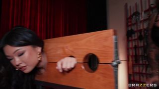 Connie Perignon und Victor Ray dominieren Lulu Chu in diesem BDSM-Raum