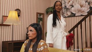Isa Bella und Kira Noir ficken auf der Couch, während Ricky zuschaut