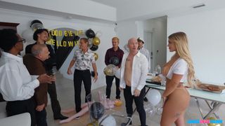 Es durfte nicht an einer Blondine zum Ficken bei der Junggesellenabschied fehlen.