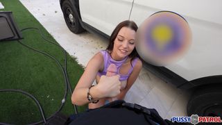 El policía de los coños hält sie an, um ihr einen sexuellen Test zu machen