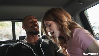 Lucy Foxx zieht Dickdealer Don und saugt ihn auf der Rückbank!