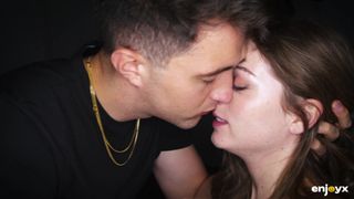 Agatha Shay genießt und schluckt einen harten großen Schwanz zum Abendessen