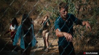 Anna Claire bietet Prepper Seth Gamble ihren Arsch zum Überleben an