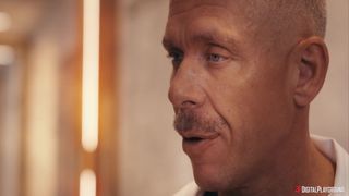 Chirurg Mick Blue fickt Isa Bella, während seine Frau ahnungslos zu Hause wartet