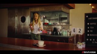 Kylie Rocket bläst Isiah Maxwell, während Charlotte Sins in den Arsch gefickt wird.