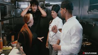Der Chef Cubbi Thompson fickt den Sous-Chef Mike Ox in der Küche