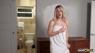 Fremder fickt Ashley Alexander, nachdem er sie unter der Dusche erwischt hat