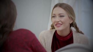 Dana Wolf und Adira Allure öffnen ihre erotischen Weihnachtsgeschenke