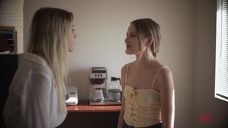 Scarlett Sage masturbiert Scarlit Scandal und sie küssen sich wie Lesben