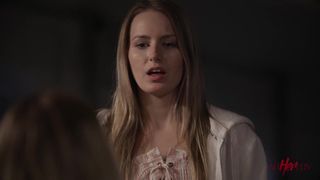 Scarlett, zusammen mit Kenna und Scarlit, entscheiden sich, ihren Wunsch zu ficken auszudrücken.