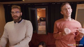 Raissa Bellini saugt die großen Schwänze von Danny D und Xander Corvus