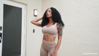 Im heutigen Vlog squirtet Sarai Minx überall und saugt einen großen schwarzen Schwanz