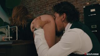 Kira Fox bekommt ihre Muschi geleckt und von Victor im Büro des Chefs gefickt