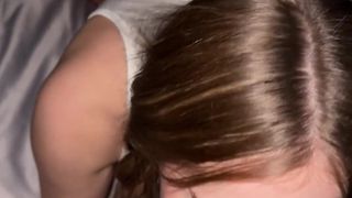 Gieriger und prachtvoller Deepthroat mit ihren Zöpfen