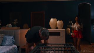 Cory Chase ist in einem Käfig, um wie eine kleine Schlampe benutzt zu werden.