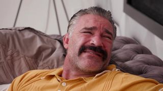 Sie will den Schwiegervater lutschen, ohne dass die Frau etwas davon weiß.