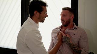 Queenie Sateen und ihr Ehemann Alex Jones stehen auf Cuckold-Aktivitäten.
