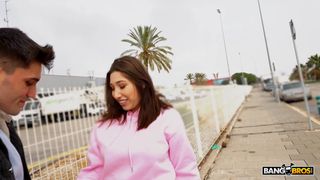 Italienische Giulia Napolitano lutscht Schwanz auf der Straße für Geld