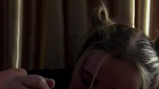 Élise hat sehr großen Hunger und gibt sich voll mit ihrer Kehle