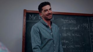 Professor Chris hat zwei Studenten, die seinen harten Schwanz untersuchen.