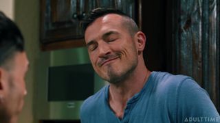 Siren Santiago verführt den traurigen Stiefvater Derek Kage mit intimem Analsex