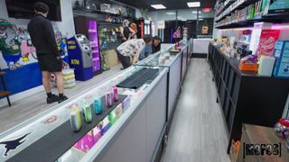 Mira Luv möchte Mike Ox' harten und fleischigen Vape einen Zug nehmen!