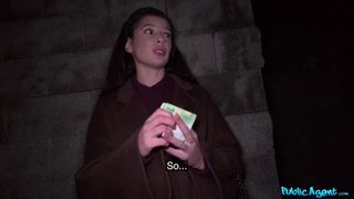 Ukrainische Asandra Dewy wird dafür bezahlt, doggystyle gefickt zu werden