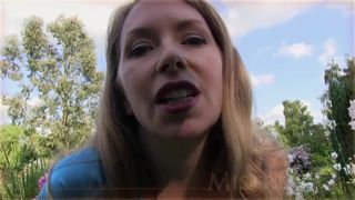 Sie filmt sich dabei, wie sie ihre Titten und ihren Arsch sinnlich im Freien zeigt.