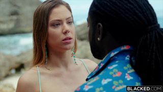 Avery Cristy streichelt Freddys großen und schwarzen Schwanz am Strand