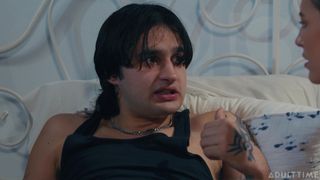 Elias Cash teilt sein Bett mit seiner Stiefschwester, Selina Bentz