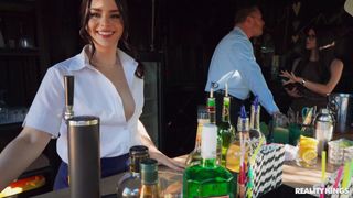 Maddie Wren schleicht sich mit Kollege Victor Ray davon, um hart zu ficken!